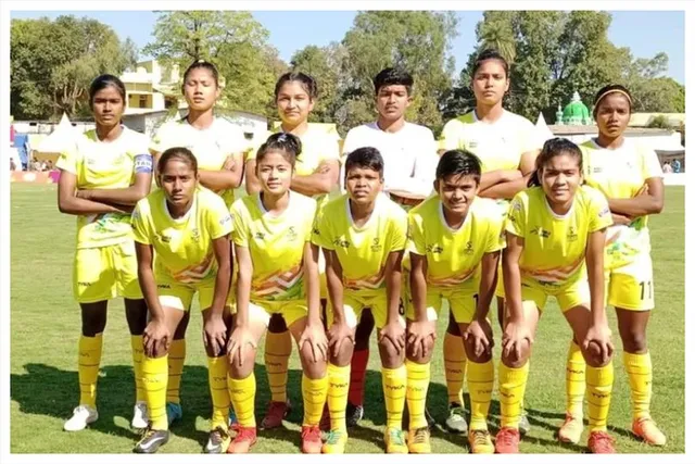 বাংলার ম্যাচে অভাবনীয় ঘটনা, মাঠে ডেকে নিয়ে আসা হল লাল কার্ড দেখা ফুটবলারকে