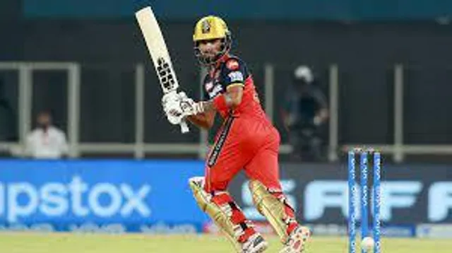 মাঠ থেকে বেরিয়ে গেলেন রজত