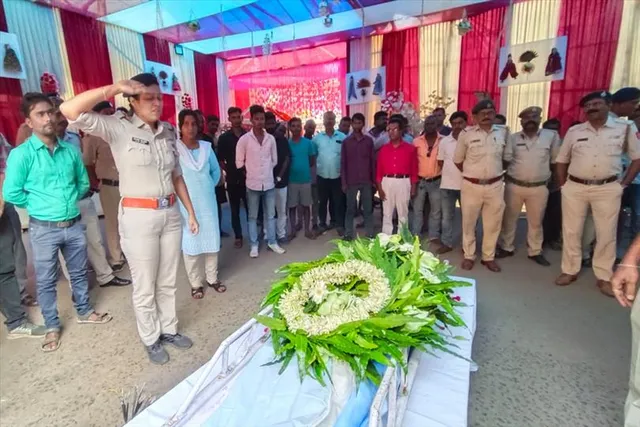 পুলিশ কর্মীর মৃত্যুতে নেমে এসেছে শোকের ছায়া