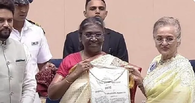 ৮০তম জন্মদিনের আগে দাদাসাহেব ফালকে পুরস্কার হাতে আশা পারেখ