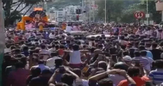 গণেশ বিসর্জনে ভয়াবহ ছবি মুম্বাইয়ে