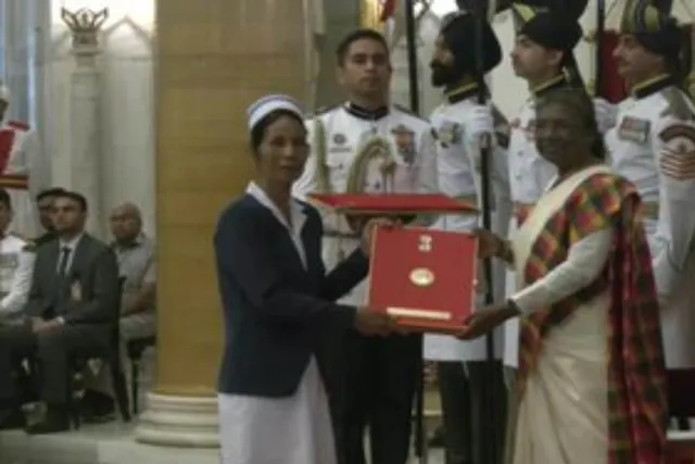 নার্সদের জাতীয় ফ্লোরেন্স নাইটিংগেল পুরস্কার উপহার দিলেন রাষ্ট্রপতি