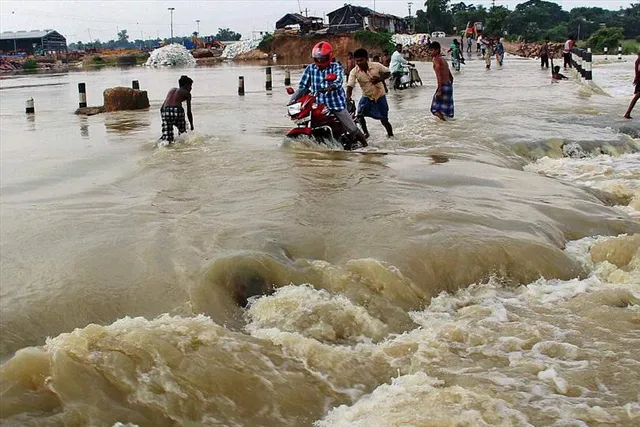 ভারী বৃষ্টির মাঝে রেড অ্যালার্টে বন্যার আশঙ্কা