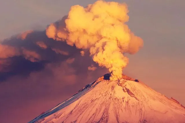 আগ্নেয়গিরির ফাটলে পড়ে মৃত তরুণী