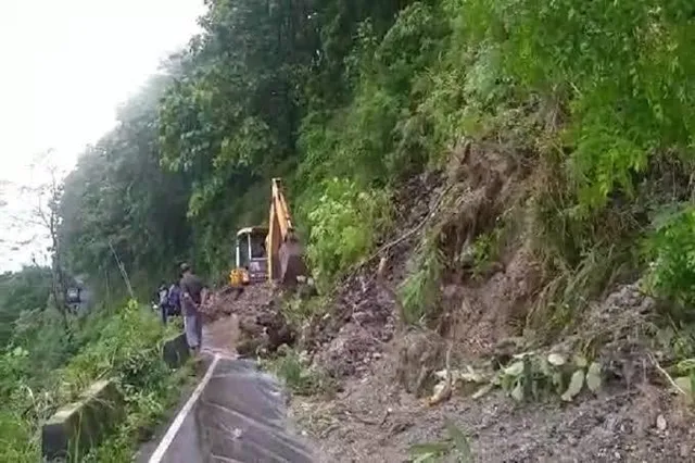 টানা বৃষ্টির জেরে ফের জাতীয় সড়কে ধস