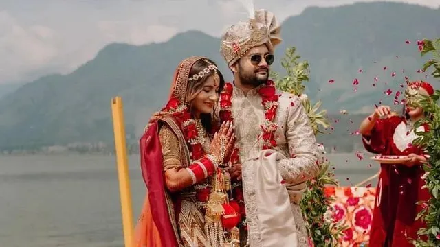 কাশ্মীরে গাঁটছড়া বাঁধলেন আলাদিন অভিনেত্রী অনিলা খারবান্দা