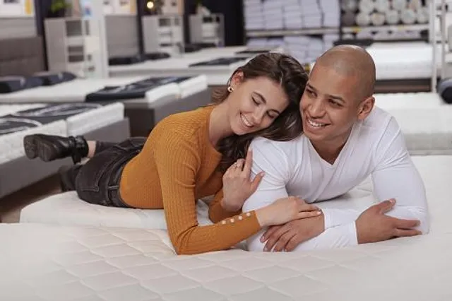 নিজের হাতকেই প্রেমিকা বানান