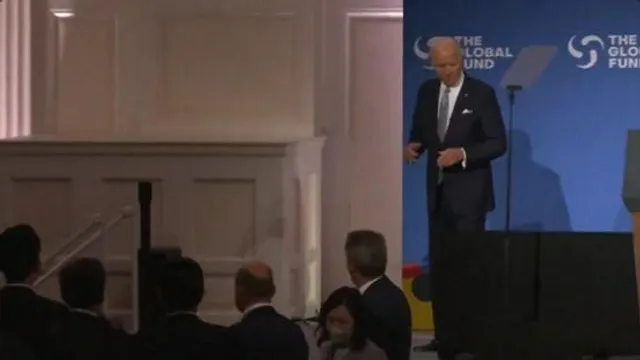 কী করবেন বুঝতে পারলেন না বাইডেন, ভিডিও দেখে অবাক বিশ্ব