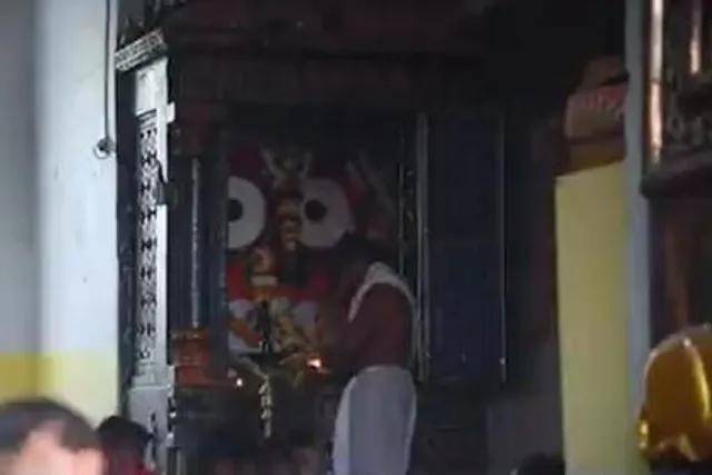 পুরীর মন্দিরের প্রবেশদ্বার লাগোয়া গুমুটা গৃহে আজ জগন্নাথ দেবের অবস্থান