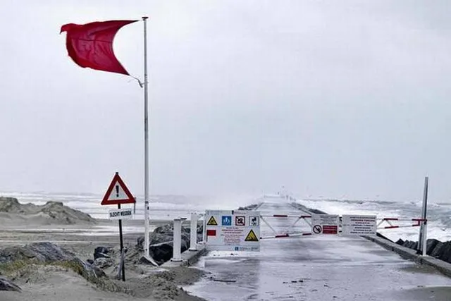 মাঝ সমুদ্রে দুটি জাহাজের মুখোমুখি সংঘর্ষ, শুরু উদ্ধারকার্য