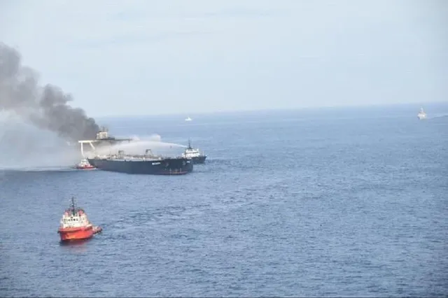 জাহাজের ঢেউয়ে মাঝ নদীতে উল্টে গেল নৌকা!