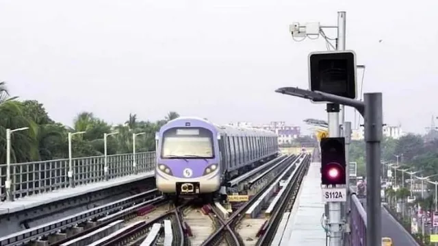 আবারও ধাক্কা ইস্ট-ওয়েস্ট মেট্রোয়, ৭-৮ মাস পিছিয়ে গেল কাজ