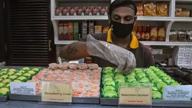 মিষ্টির দোকানের আড়ালে অস্ত্রের কারবার !