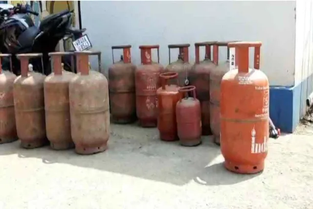 দুর্গাপুরে বেআইনিভাবে গ্যাস ফিলিং, এনফোর্সমেন্ট ব্রাঞ্চের হাতে গ্রেপ্তার ১