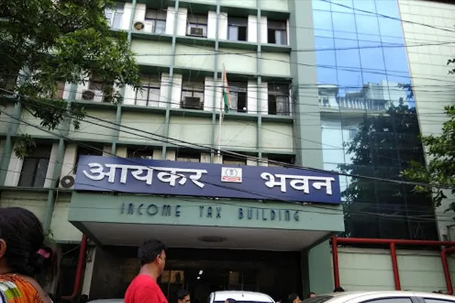কলকাতার ৩০টি জায়গায় হানা আয়কর দফতরের