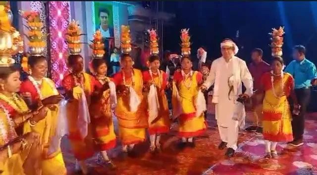 ফের একবার আদিবাসী নৃত্যে সামিল হলেন মন্ত্রী ডঃ হুমায়ুন কবীর