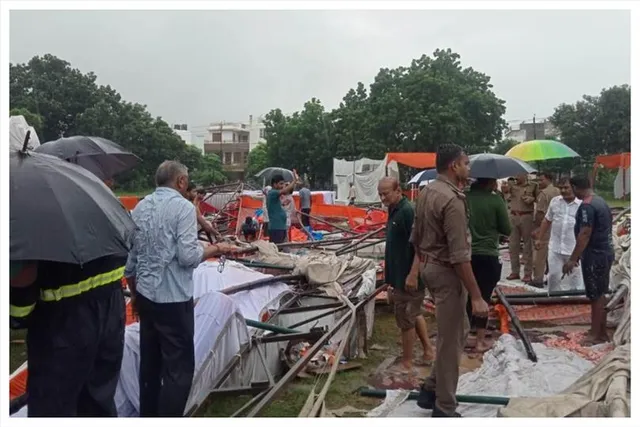 দুর্গাপূজা প্যান্ডেল ভেঙে পড়ল লখনউয়ে
