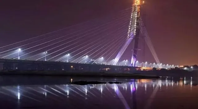 সিগনেচার ব্রিজ থেকে যমুনা নদীতে ঝাঁপ দিলেন তরুণী, উদ্ধার