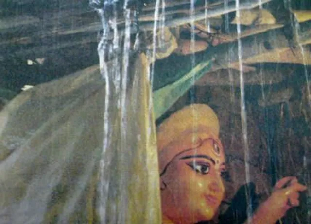 বৃষ্টিতে বাড়তে পারে পুজোর বাজেট আশঙ্কায় উদ্যোক্তারা