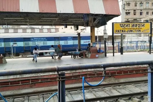 রেলস্টেশনে "অ্যাডাল্ট ভিডিও"! টিভি দেখে লজ্জায় লাল প্যাসেঞ্জার