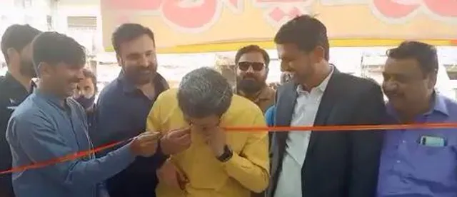 দাঁত দিয়েই ফিতে কাটছেন মন্ত্রী, ভাইরাল ভিডিও