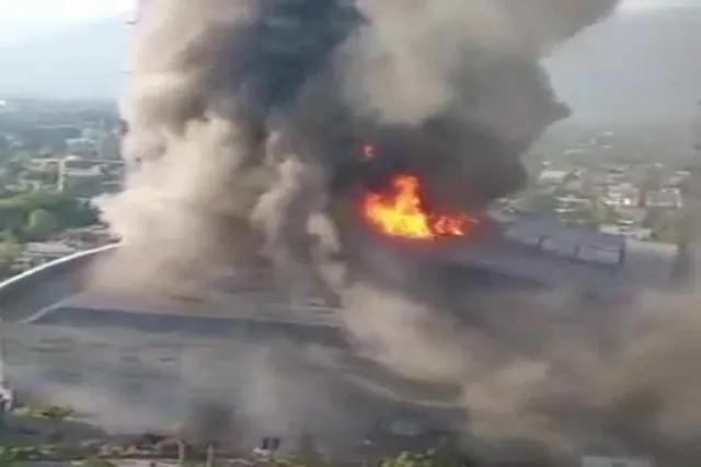 ইসলামাবাদের সেন্টরাস মলে আগুন, দাউদাউ করে জ্বলছে আগুন- দেখুন ভয়াবহ দৃশ্য