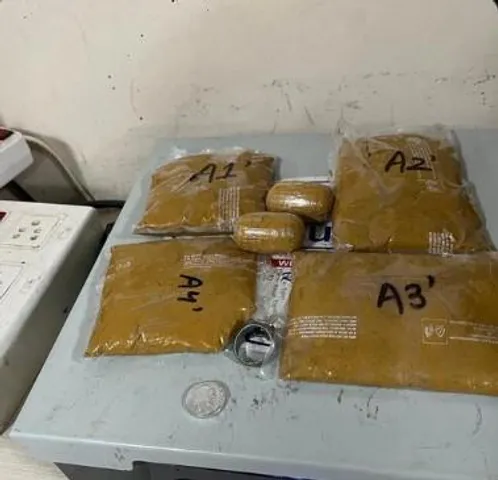 মুম্বাই বিমানবন্দরে ৮ কেজি ওজনের সোনাসহ দুই যাত্রী আটক