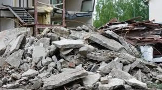 বড়বাজারের কটন স্ট্রিটে ভেঙে পড়ল বিপজ্জনক বাড়ি