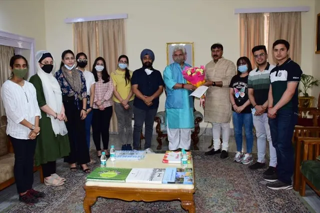 ইউক্রেন ফেরত পড়ুয়াদের সঙ্গে দেখা করলেন জম্মু-কাশ্মীরের লেফটেন্যান্ট গভর্নর