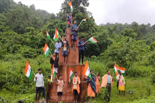 বেনজির, মাওবাদী স্মৃতিসৌধের উপরে হল পতাকা উত্তোলন!