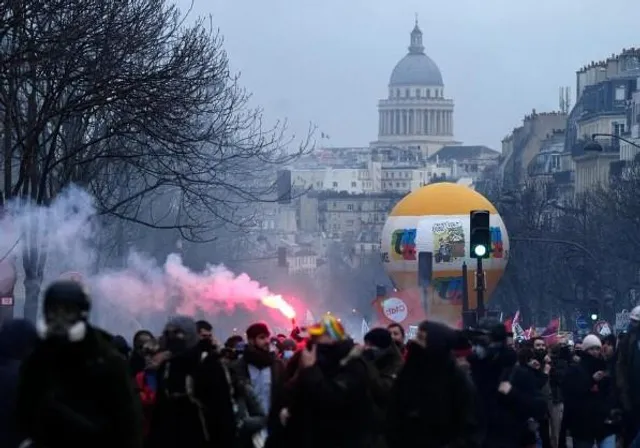 অবসরের বয়সসীমা বাড়ানোর বিরুদ্ধে রুখে দাঁড়ালেন ফ্রান্সের তরুণরা