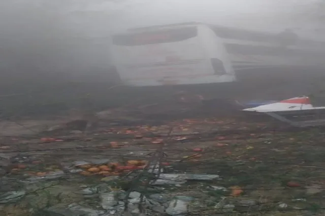 কুয়াশার কারণে গাড়ির সঙ্গে বাসের সংঘর্ষ, ভয়াবহ সড়ক সুর্ঘটনা