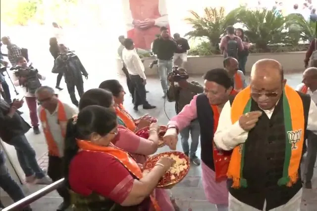 গান্ধীনগর পার্টি অফিসে পৌঁছেছেন বিজেপি বিধায়করা