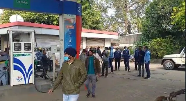 ভেজাল তেল বিক্রির নালিশ, ক্ষোভ পাম্পে