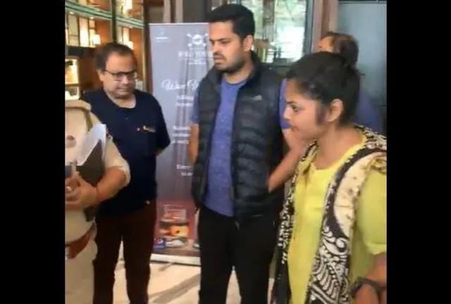 তৃণমূল নেতাদের হোটেলে হঠাতই হানা পুলিশের, দেখুন ভিডিও