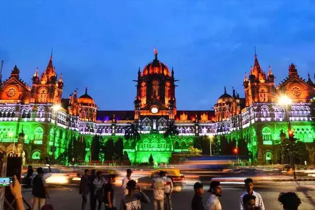 তেরঙ্গা আলোয় সাজলো ছত্রপতি শিবাজি টার্মিনাস