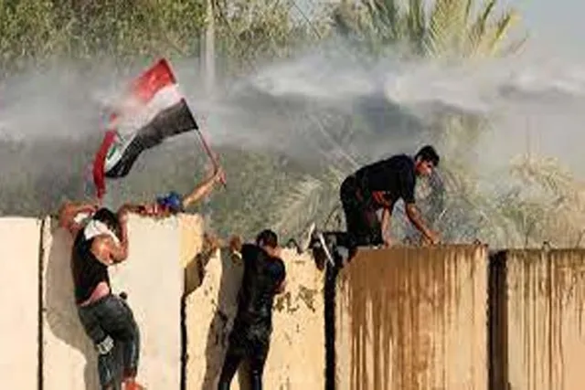 ইরাক বিক্ষোভ, পার্লামেন্টের পাঁচিল ভেঙে গুড়িয়ে দিল বিক্ষোভকারীরা- দেখুন ভিডিও