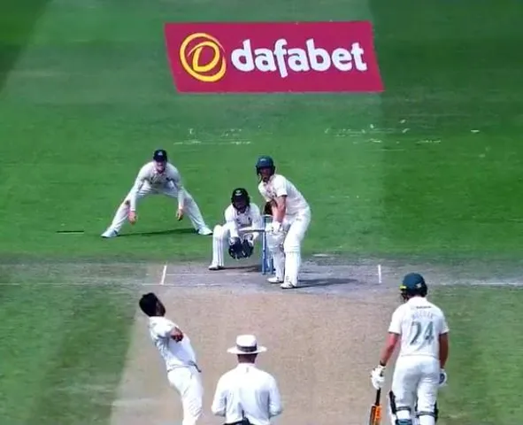 অন্য ভূমিকায় চেতেশ্বর পূজারা