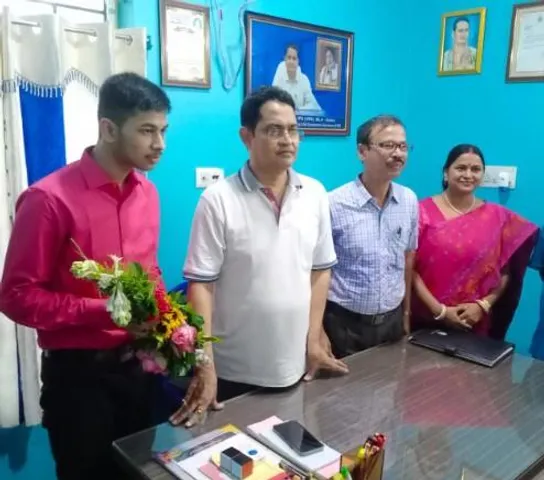 মাধ্যমিকে দশম অয়ন কুমার পালকে সম্বর্ধনা জ্ঞাপন করলেন ডঃ হুমায়ুন কবীর