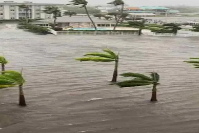 হারিকেন ইয়ান, শহরের মধ্য দিয়ে বইছে একতলা বাড়ি সমান জল- দেখুন ভিডিও