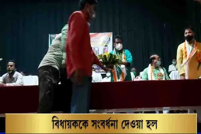 তৃণমূলের পক্ষ থেকে অজিত মাইতিকে সংবর্ধনা