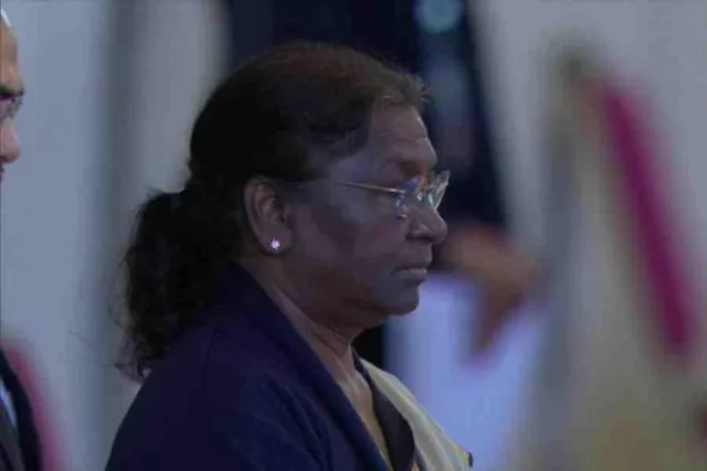 রাণী দ্বিতীয় এলিজাবেথের কফিনের দর্শন করে শ্রদ্ধা নিবেদন করলেন রাষ্ট্রপতি- দেখুন ভিডিও