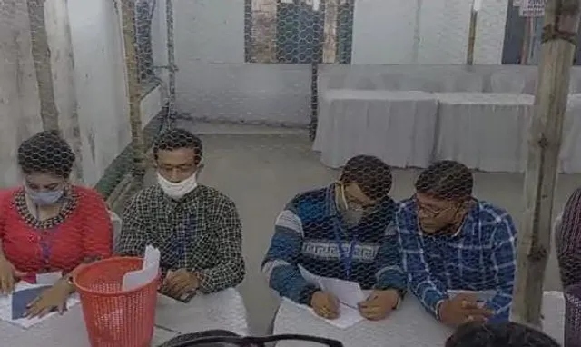 গণনা শুরু হওয়ার পূর্বে মূহুর্তের প্রস্তুতি চলছে গননা কেন্দ্রগুলিতে