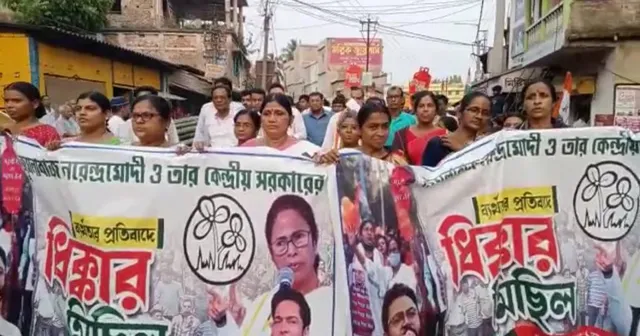 পেট্রোপণ্যের মূল্যবৃদ্ধির বিরুদ্ধে রাস্তায় নামলো তৃণমূল