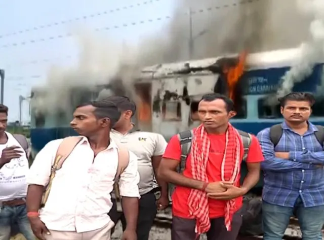 অগ্নিপথ বিক্ষোভের আঁচ, বিহার থেকে আসা হাটেবাজারে এক্সপ্রেসের যাত্রীদের চোখে-মুখে আতঙ্ক