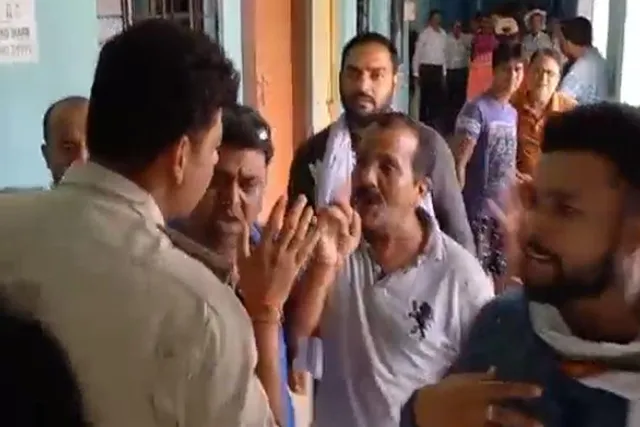 সাফাইয়ের দাবিতে বিক্ষোভ আবাসিকদের