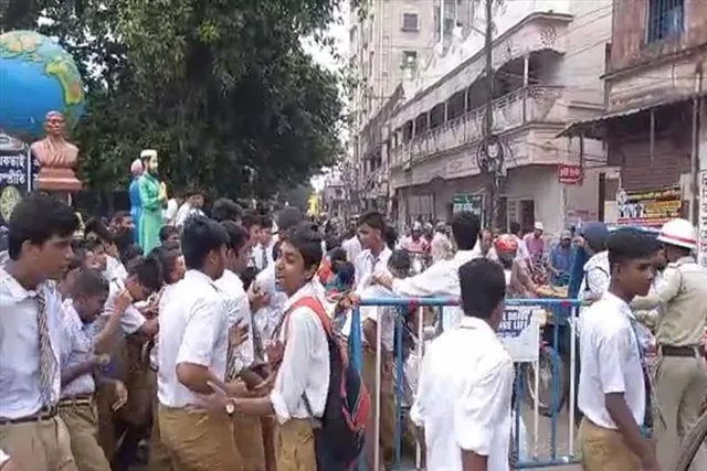পরিত্যক্ত কোয়ার্টারকে দখল করতে ঐতিহাসিক মেদিনীপুর কলেজ বনাম ঐতিহ্যবাহী কলেজিয়েট স্কুলের লড়াই প্রকাশ্যে