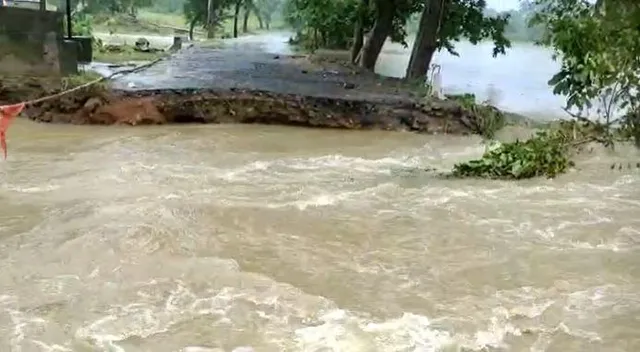 ব্রিজ ভেঙে যোগাযোগ বিচ্ছিন্ন