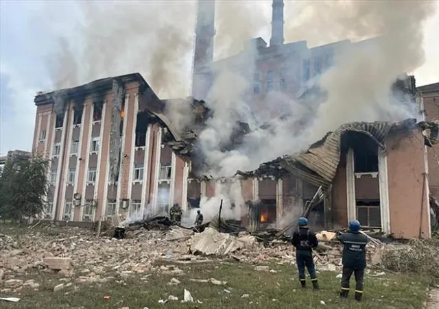 রাশিয়ার গোলাবর্ষণের ফলে দোনেৎস্ক অঞ্চলের বিদ্যুৎকেন্দ্রে আগুনঃ ইউক্রেনের সামরিক কর্মকর্তা