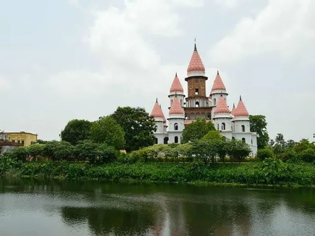 একদম অল্প খরচায় ঘুরে আসুন এখান থেকে